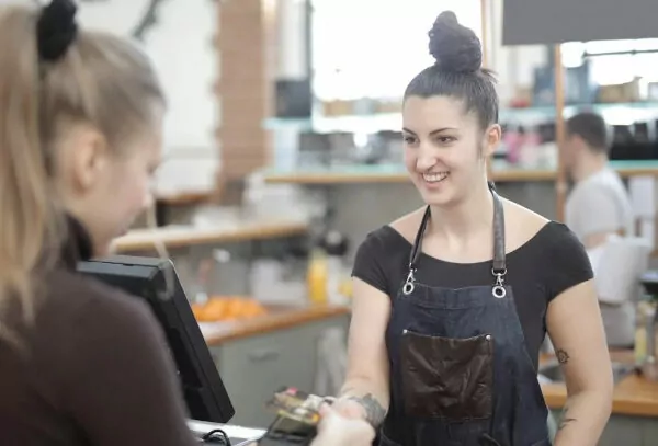 Zoveel fooi moet je eigenlijk geven na een horecabezoek. Maar hoeveel mensen doen dit?