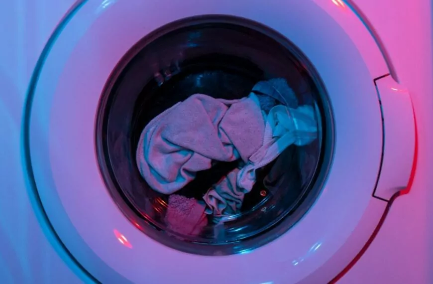 Om geeft gouden raad: &acute;Doe om deze reden altijd een veiligheidsspeld in de wasmachine&acute;