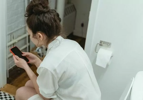 Dokters waarschuwen om je telefoon nooit mee naar het toilet te nemen