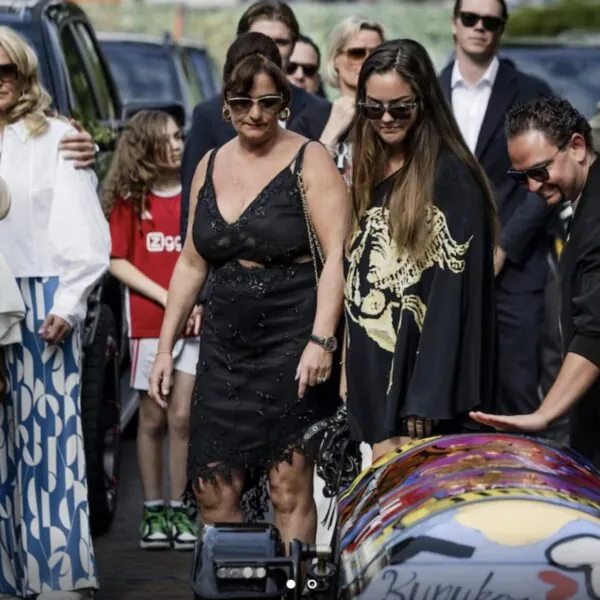 Simone haalt haar vriendje op van Schiphol &ndash; maar hij kan zijn handen niet thuishouden