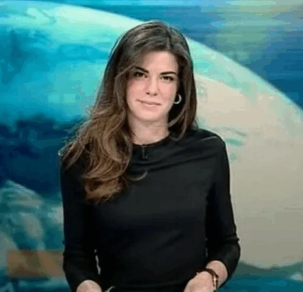 Blunder van presentatrice met glazen bureau gaat viral: wat we kunnen leren van dit live tv-moment