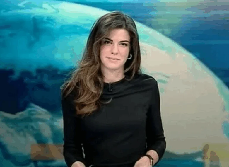 Blunder van presentatrice met glazen bureau gaat viral: wat we kunnen leren van dit live tv-moment