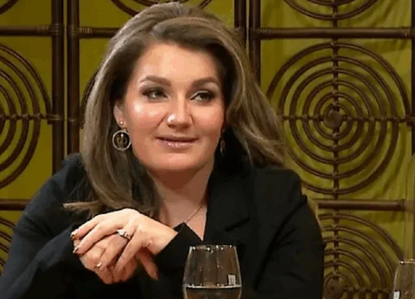 Sieneke Peeters in het Middelpunt van Aandacht: Hoe Geruchten en Priv&eacute;verhalen Haar Imago Onder Druk Zetten