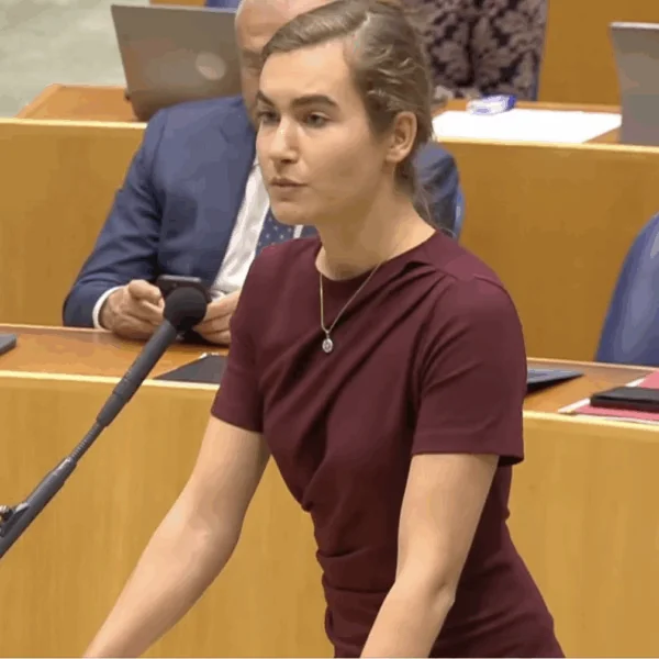 Foto van Kamerlid Lidewij de Vos zorgt voor gesprek online: luchtige reacties op haar terugkeer in de Tweede Kamer
