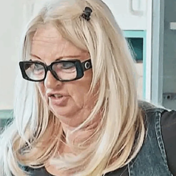 Monique Hansler onder vuur na beelden van transport met kat: discussie laait op rond dierenwelzijn