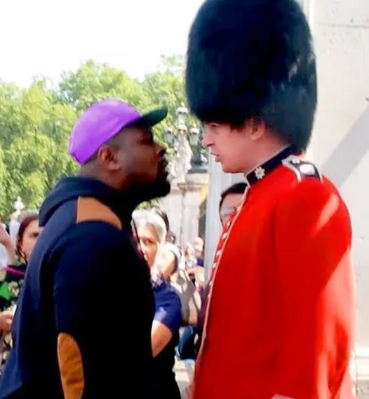 Koninklijke wacht uitgelachen &ndash; wat er daarna gebeurde, verraste iedereen