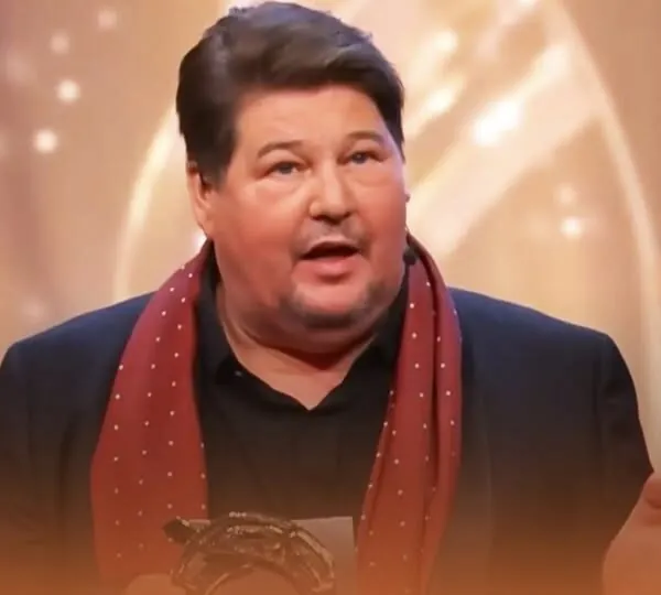 Martijn Krabb&eacute; (57) deelt geweldig nieuws: nieuw contract bij RTL