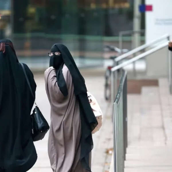 Kabinet Zet Concrete Stap Richting Volledig Boerkaverbod: Uitbreiding Naar Alle Openbare Ruimtes