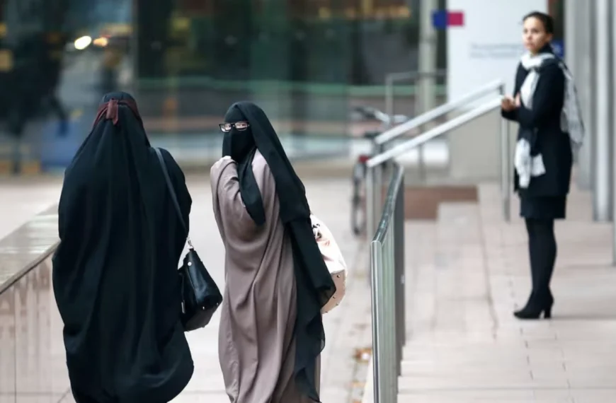 Kabinet Zet Concrete Stap Richting Volledig Boerkaverbod: Uitbreiding Naar Alle Openbare Ruimtes