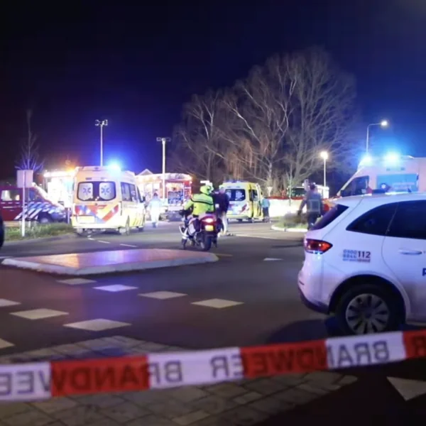 Auto Rijdt in op Toeschouwers Lichtjesparade in Nunspeet: Meerdere Zwaargewonden &ndash; Onderzoek Lopende