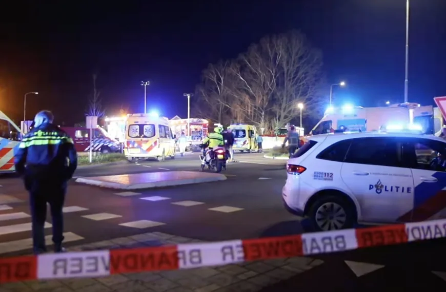 Auto Rijdt in op Toeschouwers Lichtjesparade in Nunspeet: Meerdere Zwaargewonden &ndash; Onderzoek Lopende
