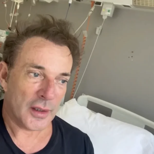 Gerard Joling maakt ongelukkige val tijdens vakantie en blijft opvallend nuchter