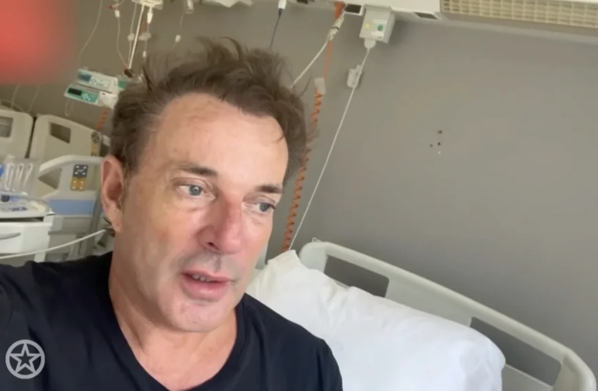 Gerard Joling maakt ongelukkige val tijdens vakantie en blijft opvallend nuchter