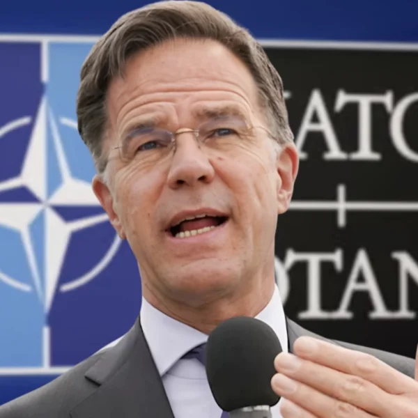 Mark Rutte ziet urgentie toenemen en spreekt Nederland indringend toe