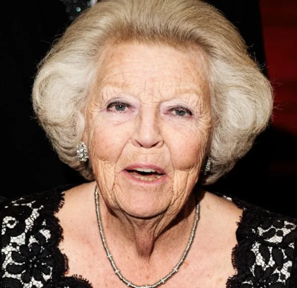 Prinses Beatrix bij dansfestival trekt veel aandacht