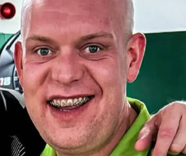 Michael van Gerwen gezien in gezelschap na persoonlijke veranderingen: aandacht voor rust en herstel