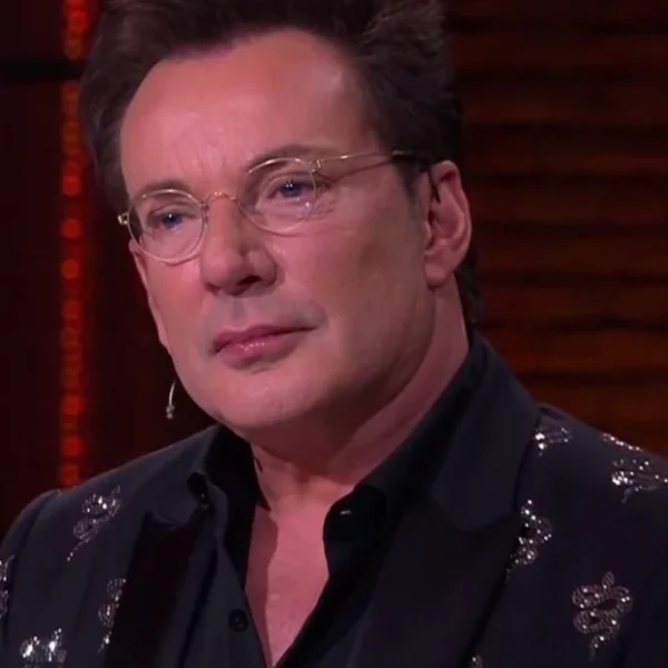Gerard Joling krijgt onverwacht tegenslag: een pijnlijk besluit en vragen over vrijheid in televisieland
