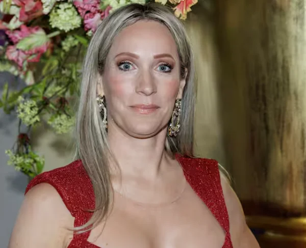 Online discussie rond kledingkeuze van H&eacute;l&egrave;ne Hendriks tijdens Afrika Cup-finale: verwachtingen, representatie en media-dynamiek