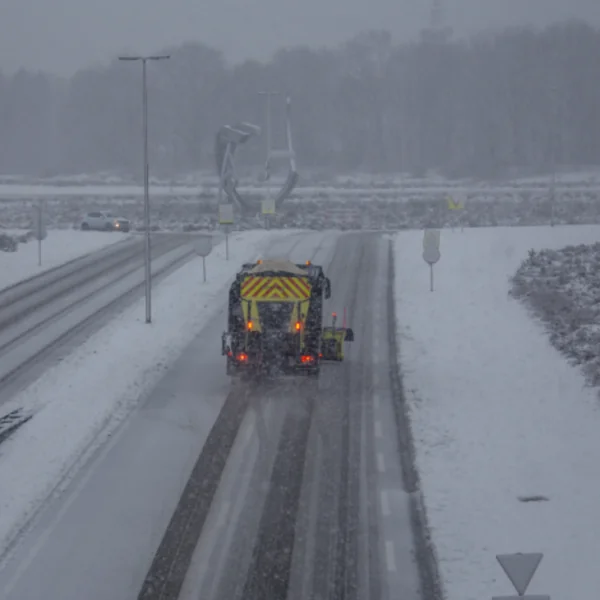 KNMI waarschuwt voor gevaarlijke gladheid: verhoogde alertheid in noordelijke provincies