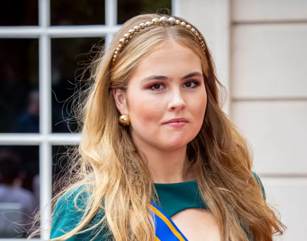 Catharina-Amalia trekt aandacht met stijlvolle verschijning tijdens staatsbanket
