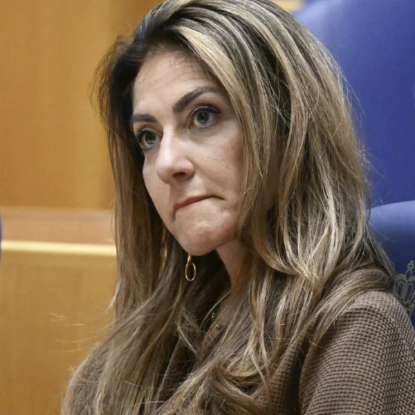 Dilan Yeşilg&ouml;z stopt tijdelijk: krachtige politica kiest voor haar mentale gezondheid