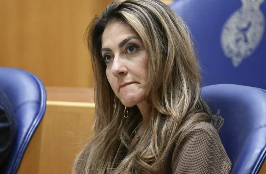 Dilan Yeşilg&ouml;z stopt tijdelijk: krachtige politica kiest voor haar mentale gezondheid