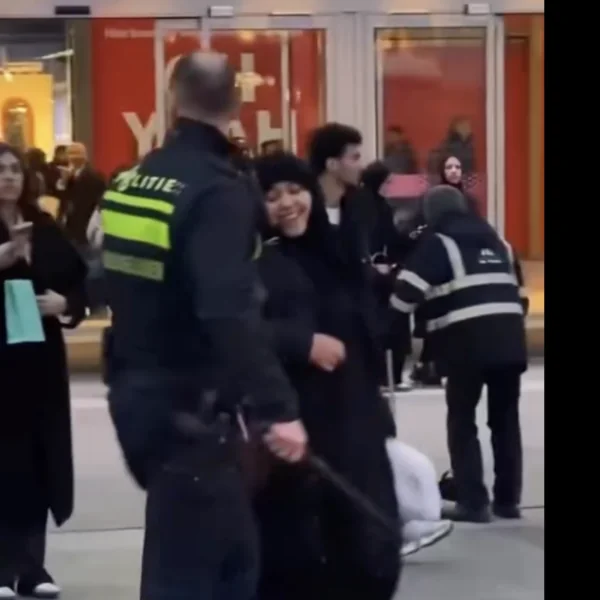 Vrouw in Utrecht krijgt flinke trap van agent &mdash; politie start onderzoek