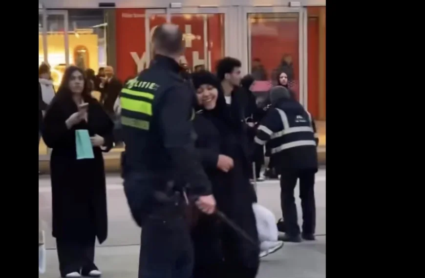 Vrouw in Utrecht krijgt flinke trap van agent &mdash; politie start onderzoek