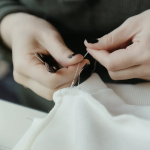 Zo herstel je een gat in kleding zonder naald en draad