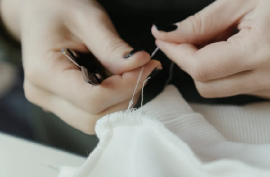 Zo herstel je een gat in kleding zonder naald en draad
