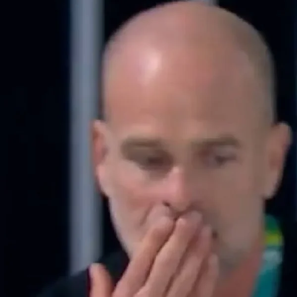 Emotioneel moment op de tribune: Erben Wennemars reageert uitbundig na rit van zoon Joep