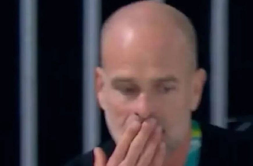 Emotioneel moment op de tribune: Erben Wennemars reageert uitbundig na rit van zoon Joep